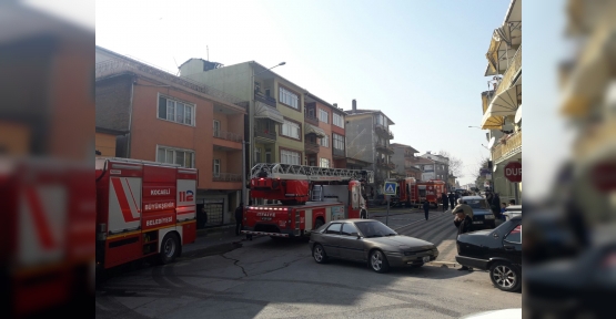 ÇATI YANGINI MAHALLEYİ SOKAĞA DÖKTÜ