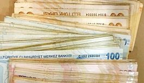 DÜŞÜRÜLEN 40 BİN LİRAYI POLİSE TESLİM ETTİLER