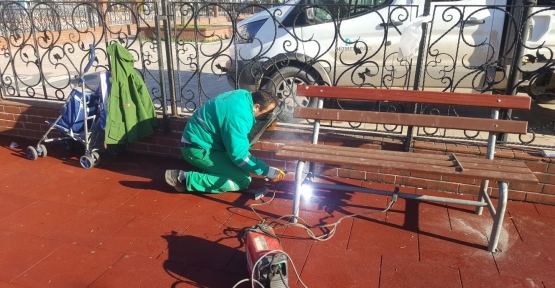 İZMİT’TE PARKLAR BAKIMDAN GEÇİYOR