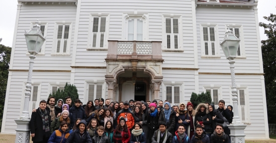 KILAVUZ GENÇLİK ABDÜLHAMİT'İN İZİNİ SÜRDÜ