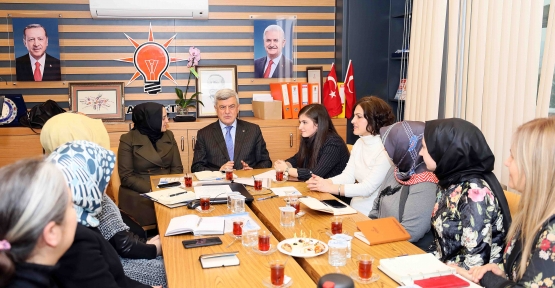 BAŞKAN KARAOSMANOĞLU, AK KADINLARA SÜPRİZ YAPTI