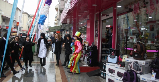 HEDEF'İN ŞÖLENİ NEŞE KATTI