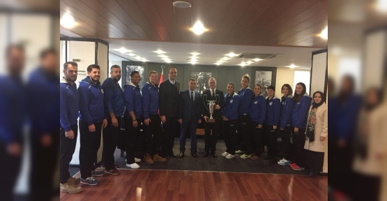 İZMİT BELEDİYESPOR’UN ŞAMPİYON TAKIMI KAYMAKAM EMİROĞLU’NUN MİSAFİRİ OLDU