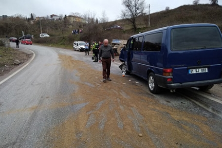 İZMİT'TE KONTROLDEN ÇIKAN TRAKTÖR MİNİBÜSLE ÇARPIŞTI