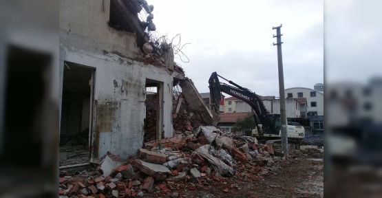 KÖRFEZDE METRUK BİNALAR TEK TEK YIKILIYOR