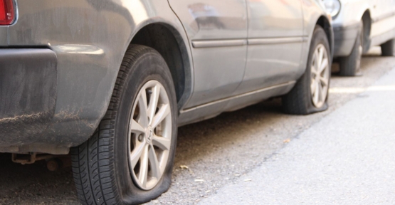 KÖRFEZ'DE OTOMOBİLİN LASTİKLERİNİ  KESTİLER