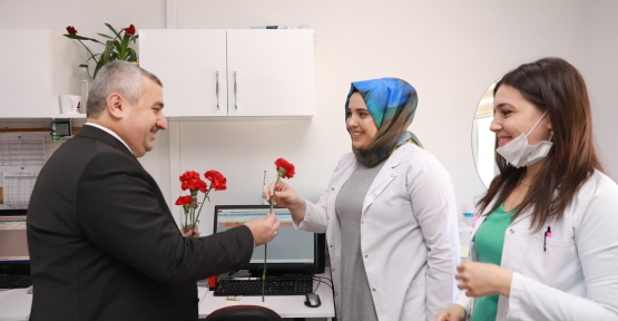 BAŞKAN BARAN KARANFİL DAĞITTI