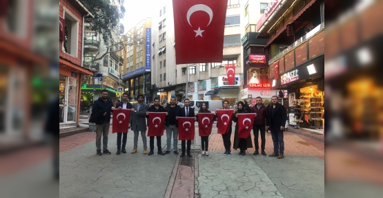 GENÇLİK MECLİSİ ESNAFA TÜRK BAYRAĞI HEDİYE ETTİ