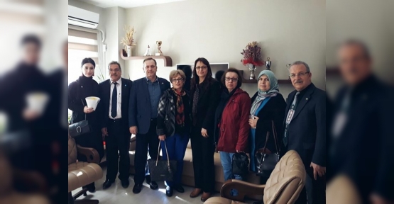 İYİ PARTİ KARANFİL DAĞITTI