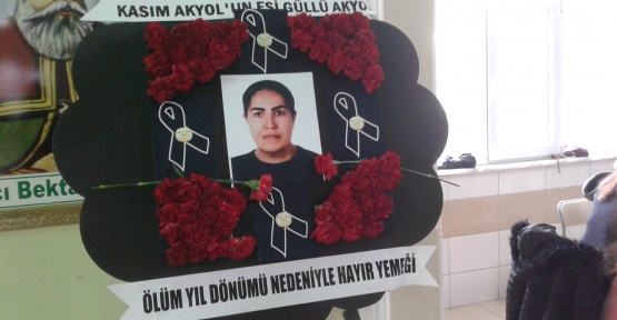 ÖLDÜĞÜ YERE KARANFİLLER KONULDU