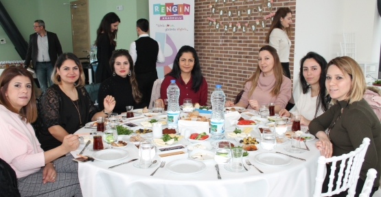 RENGİN ANA OKULU ANNELERİ UNUTMADI