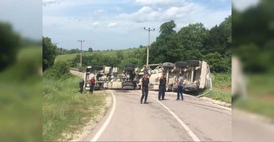 Beton mikseri devrildi, sürücü yaralandı..!