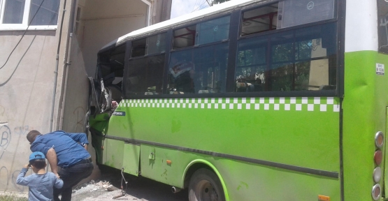 FRENİ BOŞALAN OTOBÜS EVE GİRDİ..!