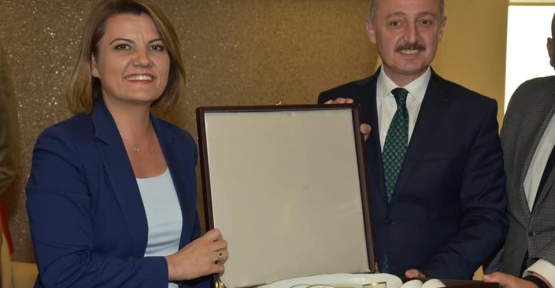 HÜRRİYET, MİLLETE HİZMET ETMEK BOYNUMUZUN BORCU