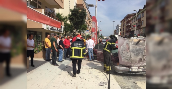 Park Halindeki Otomobil  Alev Aldı