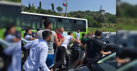 D-100’de Kavga, Öfkeli Kalabalık Yolu Kapattı