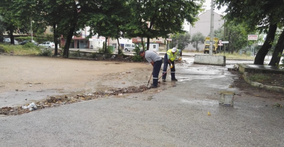    Körfez'de Yağmur Sonrası Mazgallar Temizlendi