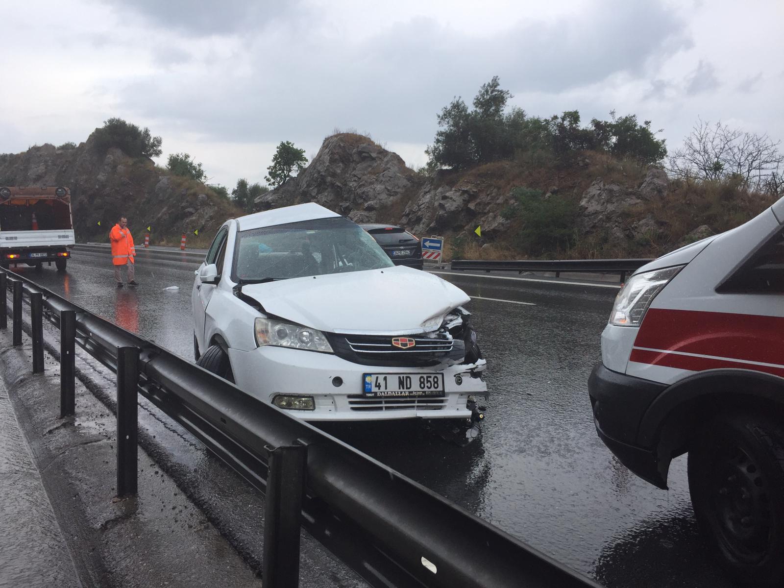 TIRA ÇARPAN OTOMOBİL HURDAYA DÖNDÜ: 4 YARALI..!
