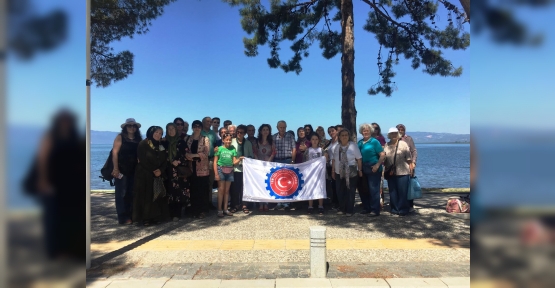 İZMİT BELEDİYESİ EMEKLİLERİ İZNİK’E GÖTÜRDÜ