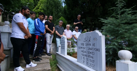 Kağıtsporlu Efsane Güreşçi Mezarı Başında Anıldı