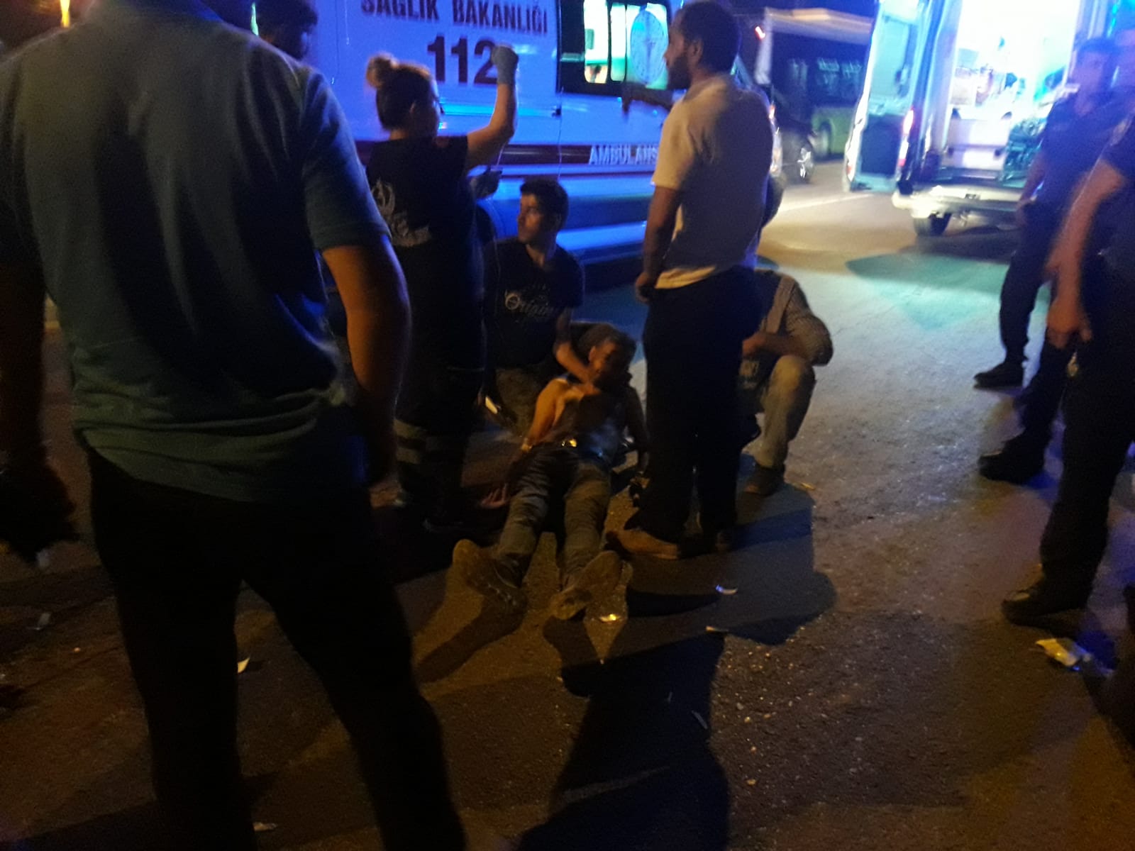 KAZA SONRASI ÇIKAN KAVGADA 3 KİŞİ BIÇAKLANDI..!