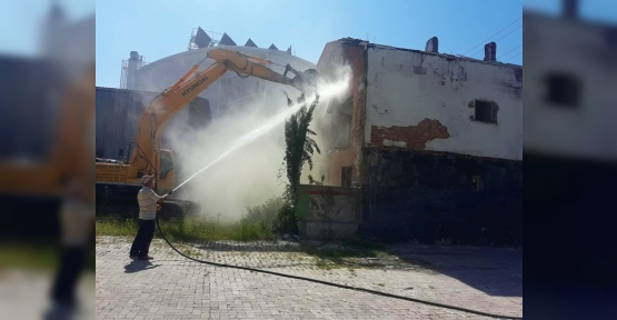 Körfez'de Metruk Binalar Tek Tek Yıkılıyor