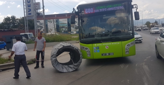 TONLARCA AĞIRLIKTAKİ ÇELİK  TEL OTOBÜSÜN ÖNÜNE DÜŞTÜ