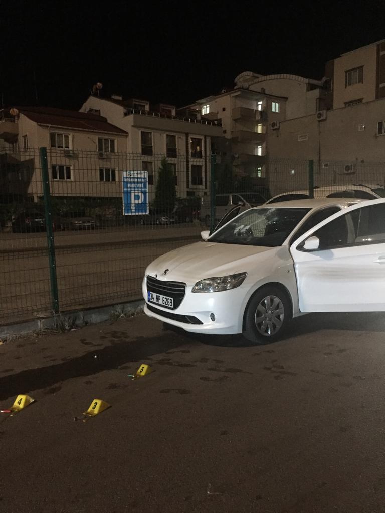 PARK HALİNDEKİ OTOMOBİLİ KURŞUNLADILAR