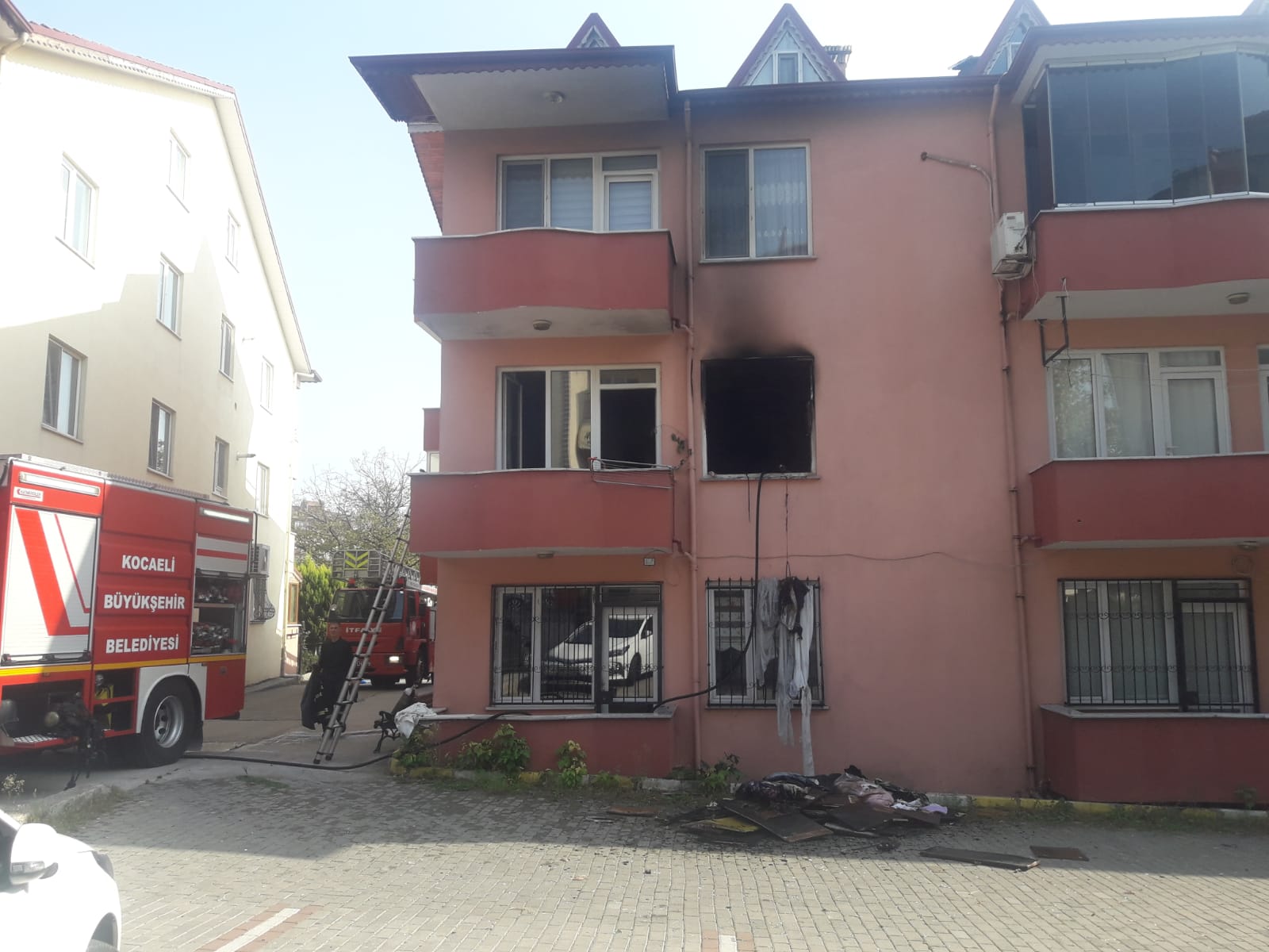 Cinnet Geçiren Baba Evi Ateşe Verdi..!