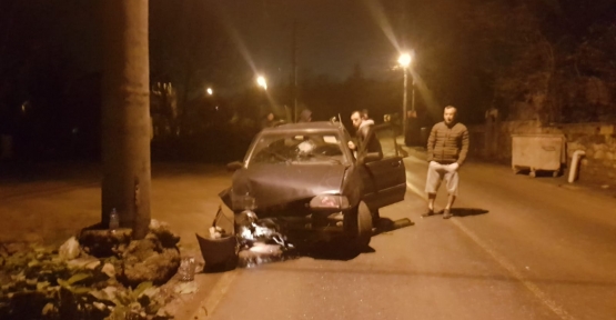 Köpeğe Vurmamak İçin Direğe Çarptı