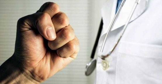 DOKTOR VE ÖZEL GÜVENLİKÇİYE SALDIRDILAR