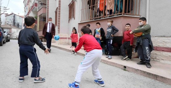    Başkan Büyükakın, Karamürsel’de Çocuklarla Futbol ve Basketbol Oynadı