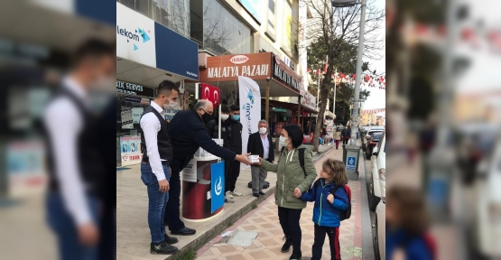 Ülkücüler Kandil Simidi Dağıttı