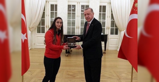 Cumhurbaşkanı Erdoğan  Körfezli Halterci Berfin’i Kutladı