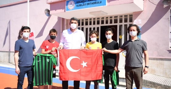 Kocaman’dan Türk Bayrağı Ve Kocaelispor Forması