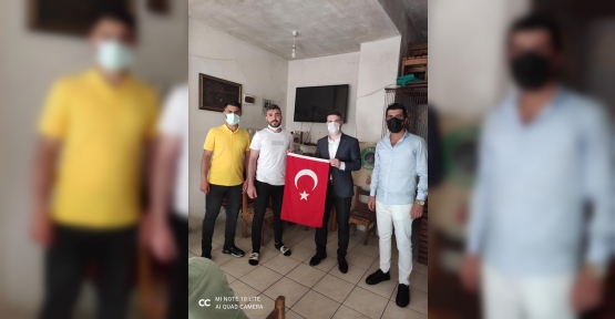 AK Partili Gençlerden  Esnafa Türk Bayrağı!