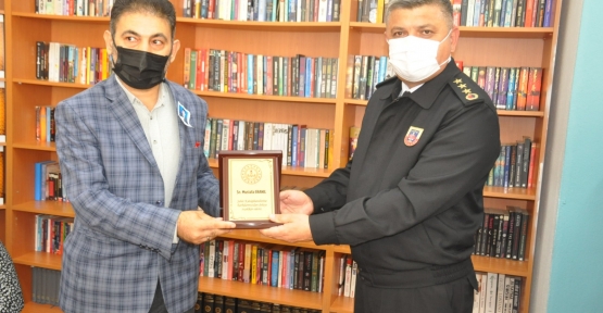 Gazeteci Eranıl’a ‘Şehit Kütüphaneleri’ İçin Plaket Verildi