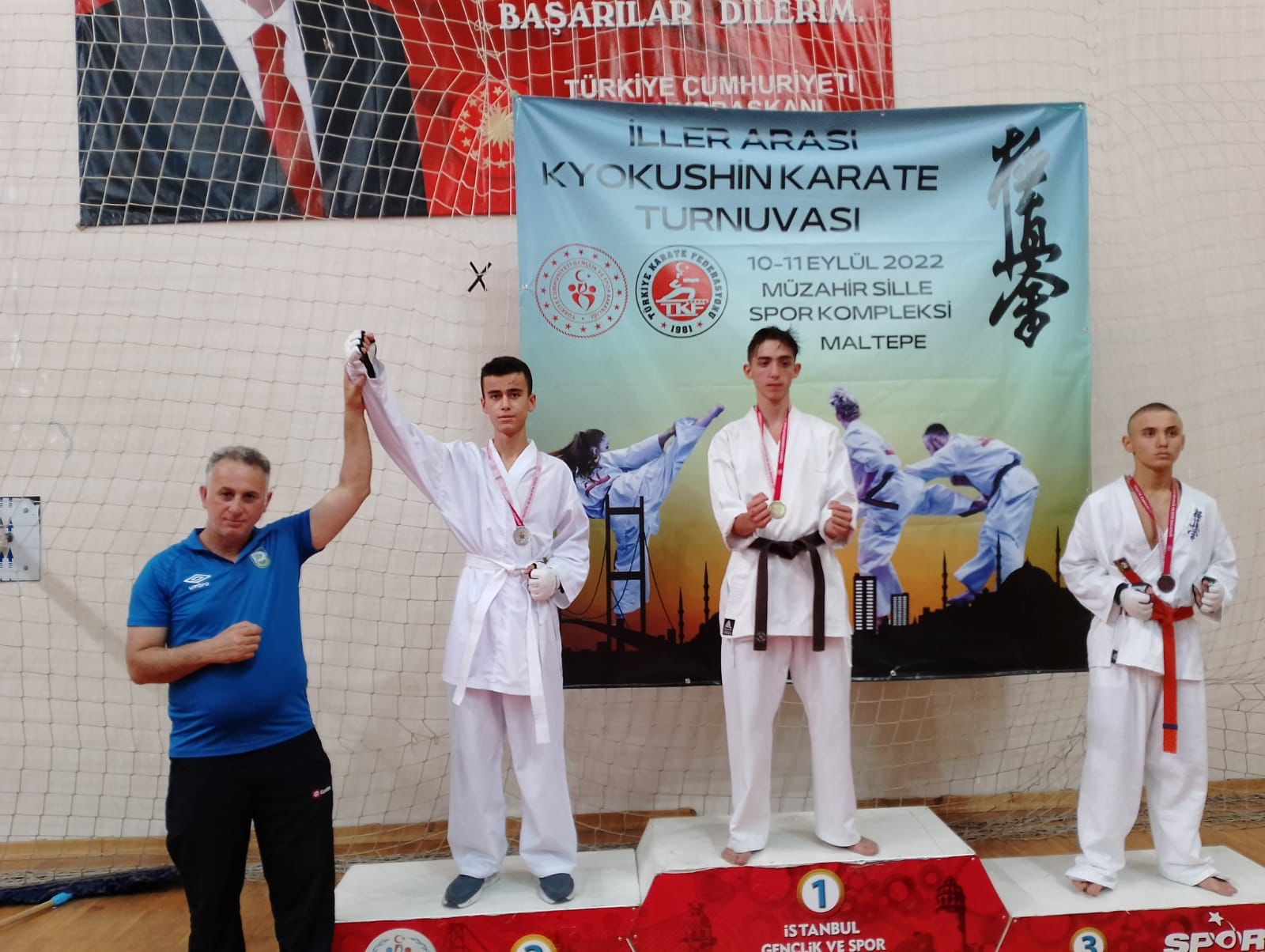 Karatecilerden Üç Madalya