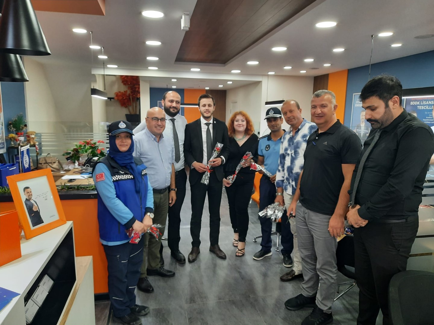 Zabıtadan Esnaf ve Vatandaşa Karanfil