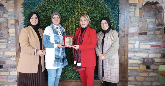 AK PARTİ DERİNCE KADIN KOLLARI’NA ÜSTÜN BAŞARI PLAKETİ