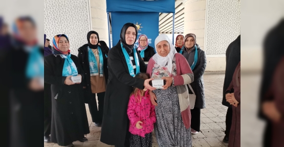 Ak Kadınlar Kandil Simidi Dağıttı