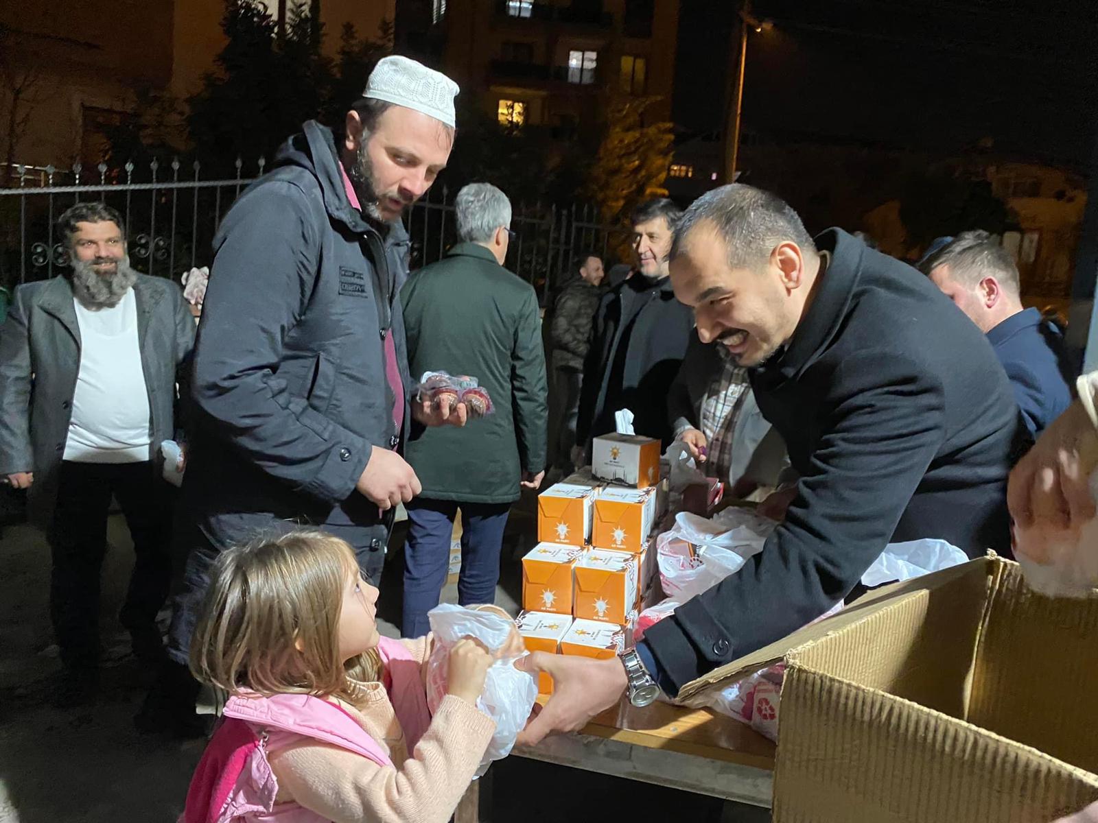 AK Parti İzmit’te 52 Mahalle, 104 Cami’de Kandil Simidi Dağıttı