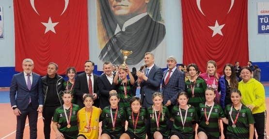 Gölcük Barbaros Hayrettin Lisesisi Kız Futsal Takımı Kocaeli Şampiyonu