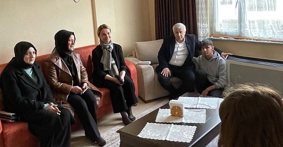 AK Partili Zeybek ve Tuna  Depremzedeleri Yalnız Bırakmadı