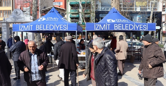 İzmit Belediyesi, Miraç Kandili’nde Helva Dağıttı