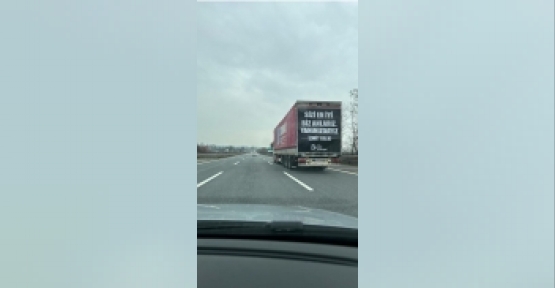 İzmit Belediyesinin Yardım Tırı Üzerinde Yazan  “Sizi En İyi Biz Anlarız” Notu Duygulandırdı