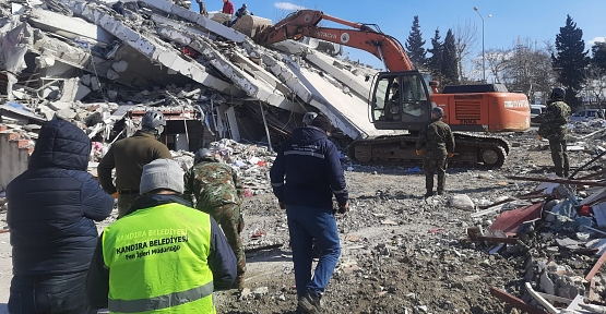 Kandıra Belediyesi Ekipleri 7 Kişiyi Enkaz Altından Çıkardı