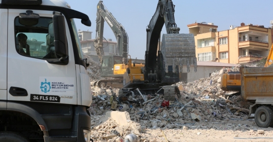 Kocaeli Büyükşehir Belediyesi, Defne'de Enkaz Kaldırma Çalışması Yapıyor