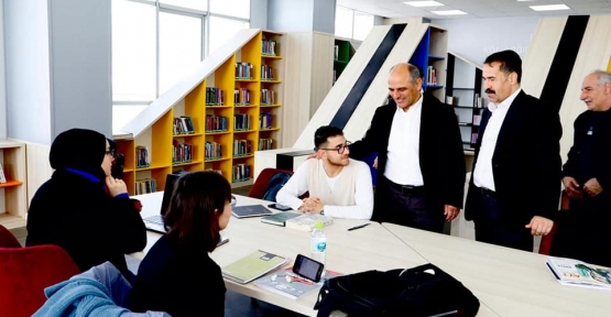 VEKİL YAMAN VE BAŞKAN SÖĞÜT  KÜTÜPHANEDE GENÇLERLE BULUŞTU