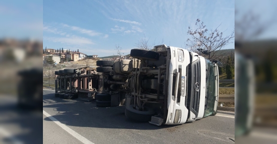Viraja Hızlı Giren Tır Devrildi, Sürücüsü Yaralandı